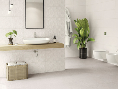 Weiße Fliesen im Badezimmer