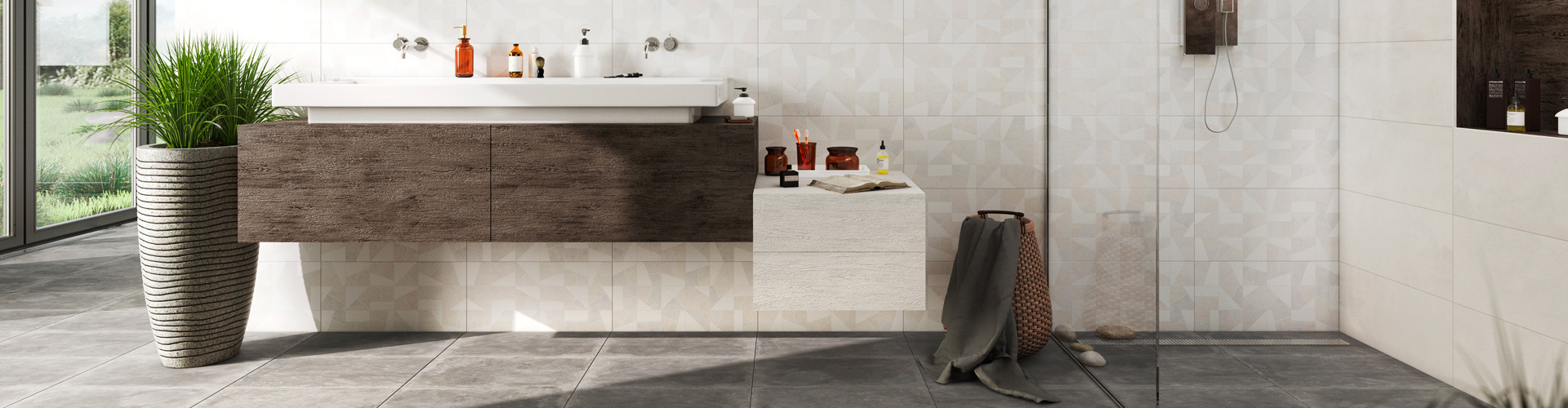 Badezimmer mit Fliesen an Wand und Boden